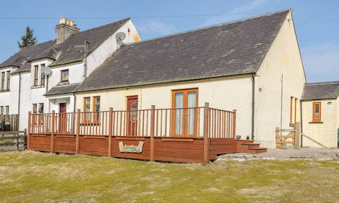 Dalwhinnie Cottage | 8 DISTILLERY COTTAGE, pet friendly, with a garden in Dalwhinnie