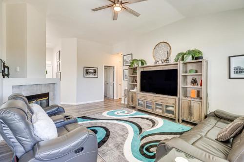 Sparks House | 8 Mi to Dtwn Reno Cozy Sparks Escape with Fireplace