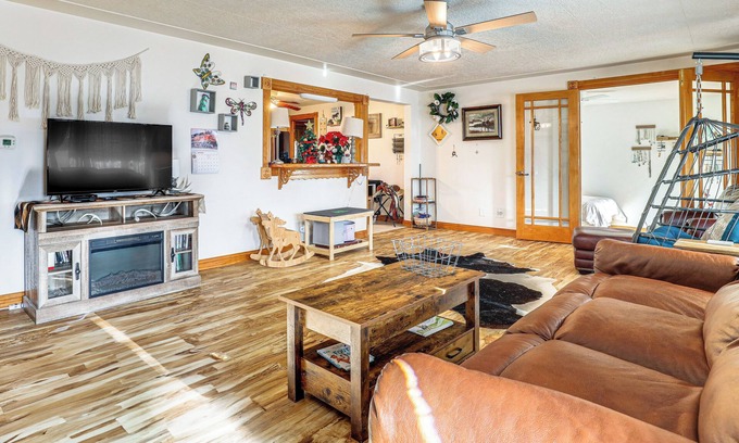 Scottsbluff House | 8 Mi to Scotts Bluff Nat'l Monument: Family Home