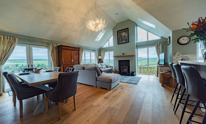 Hawick House | 8 Person-Luxury-FamilyFriendly-PetFriendly-Hot Tub