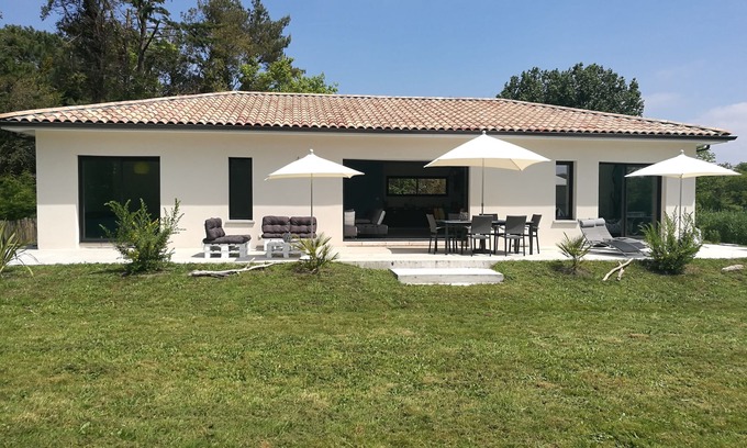 Le Verdon-sur-Mer House | 800 m from the beach, pretty 3 * house with large enclosed garden not overlooked