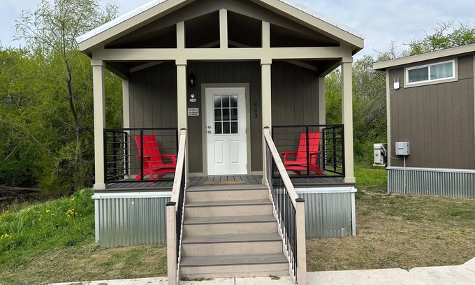 Honey Grove Cabin | 803 Charming cabin with WiFi and AC in serene Honey Grove