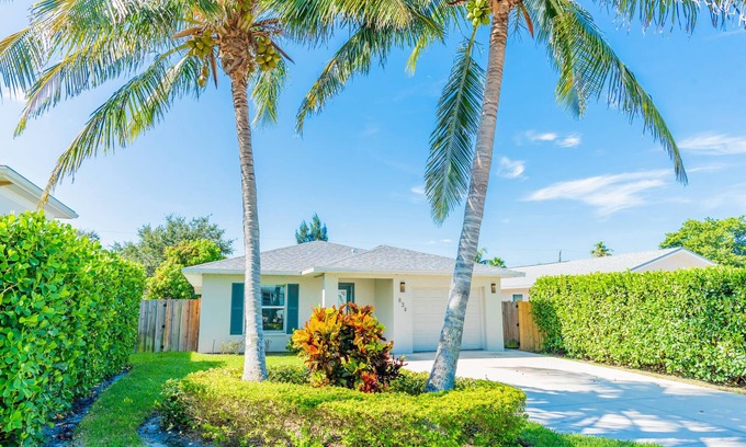 Naples Park House | 824 Twin Palms w/Spacious Screened Lanai