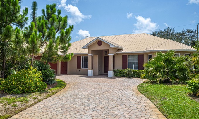 Palm River Estates House | 8mins to famous Naples beaches and sunsets! Entertainers family dream home.