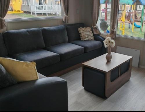 Hopton on Sea Apartment | 9 Fairway, Hopton Holiday Park - Three bedroom, sleeps 6, kitchen, lounge and dining area - Minimum 3 night breaks