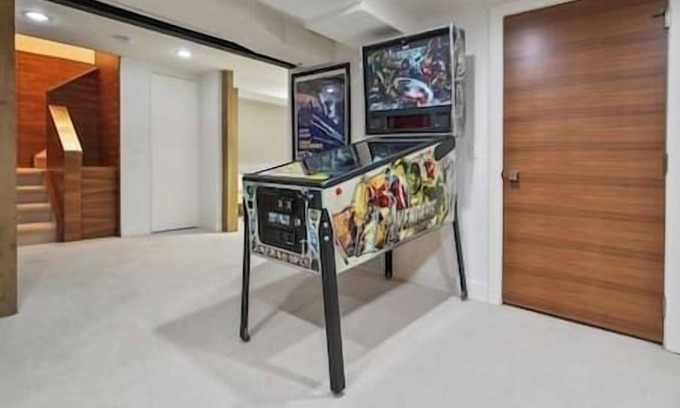 Kensington House | 9 Guests | King Bed | Pin Ball | BBQ | Piano