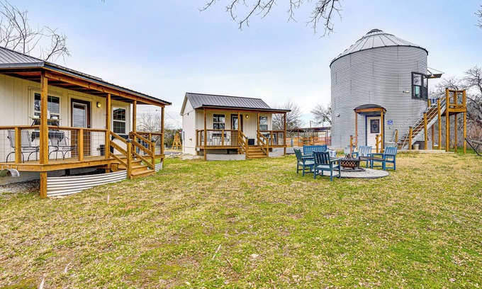 Dennis Cabin | 9 Mi to Dtwn Granbury: Getaway w/Water Views