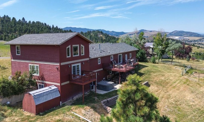 Montana City House | 9 Mi to Helena Mtn-View and Hot Tub at Huge Home