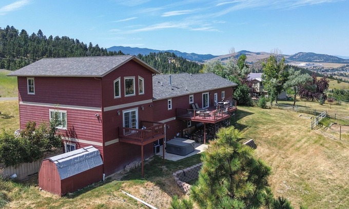 Montana City House | 9 Mi to Helena: Mtn-View & Hot Tub at Huge Home