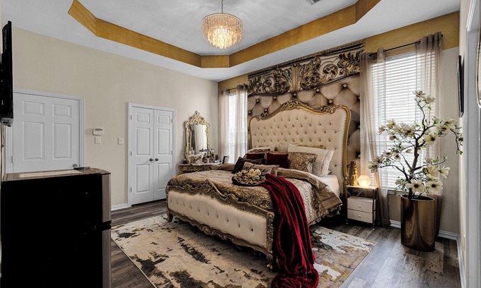 South Central Houston House | 9BRM/8Bath/Large Group/Jacuzzi/Hot Tub/GYM/in Downtown