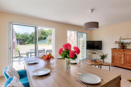 Sarzeau House | A 1km de la plage, maison en pierres pour 6