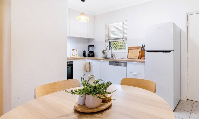 Joondanna Apartment | A 2-bedroom sunlit retreat, with private balcony, parking space and more!