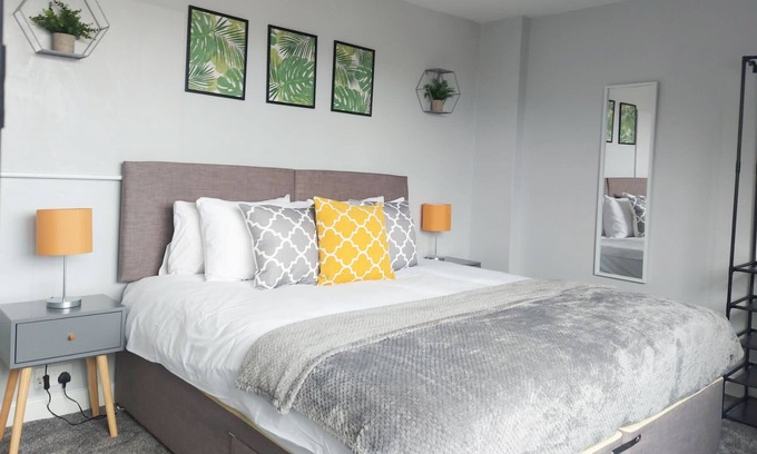 Reading House | A Beautiful 3 bedroom house in Reading, Sleeps up to 8 Guests. Free parking for 3 cars.