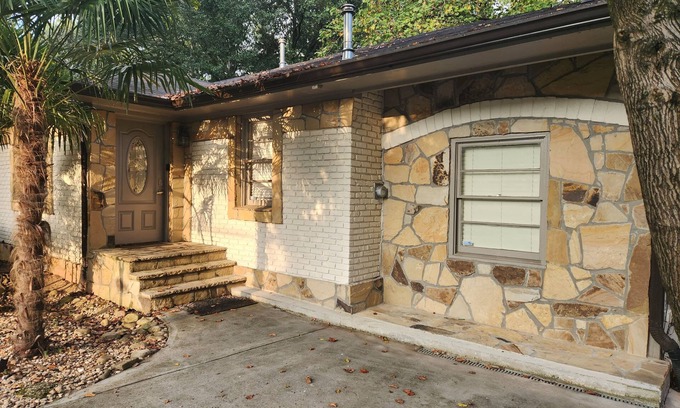 Atlanta House | A beautiful house in Brookhaven, Atlanta with a huge back yard, No Pets