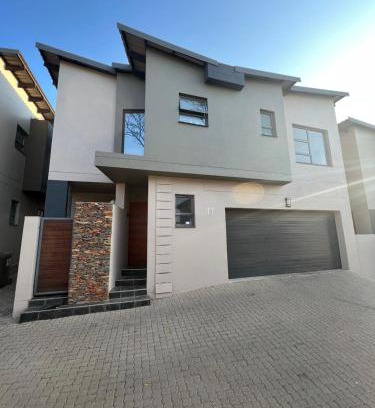 Kempton Park House | A beautiful modernize 4 bedrooms stand alone house