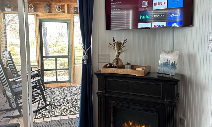 Franklin House | A beautiful tiny home located on the edge of a creek in the valley of Franklin!