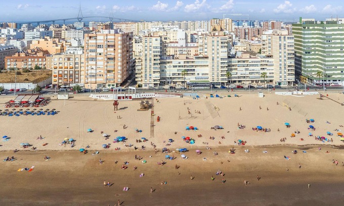 Cadiz Apartment | A beautiful vacation near the sea awaits you in this vacation apartment.