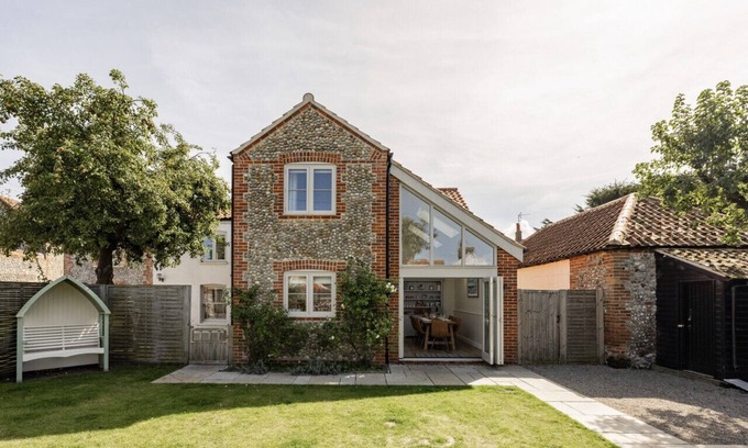 Holt House | A beautifully renovated coastal hideaway