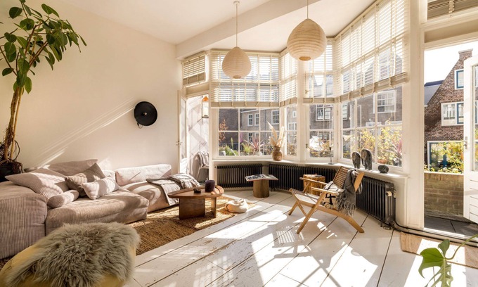 Burgwallen Nieuwe Zijde Apartment | A bright and stylish loft in the heart of Amsterdam, with a cozy interior, plenty of natural light and all the modern conveniences for a relaxing stay in the city.