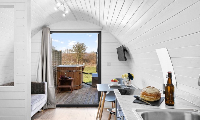 Wells Cabin | A chalet that sleeps 2 guests in 1 bedroom