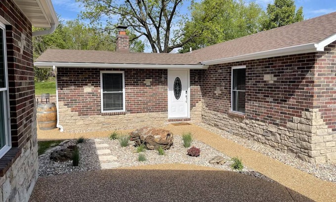 Hermann House | A Charming Home newly remodeled and furnished