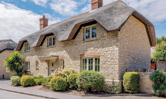 West Lulworth Cottage | A charming yet contemporary thatched cottage close to Lulworth Cove.