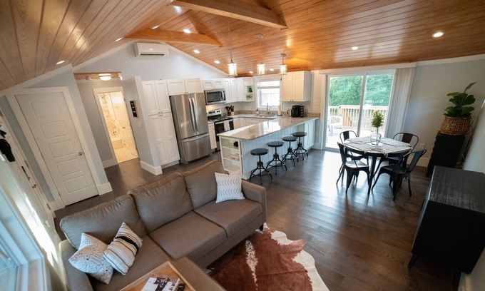 Bayshore House | A Cheerful 2-bedroom cottage