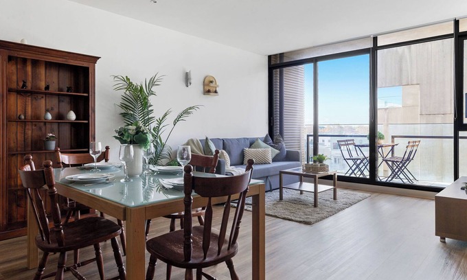 Carlton South Apartment | A Chic 2BR Apt Near Melbourne Uni, FREE Parking