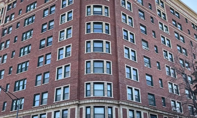 South Shore Apartment | A Chic 8th Floor Studio Inside Vintage Style Building With Spectacular Lake View