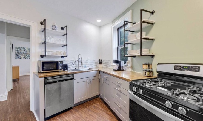 St. Louis Apartment | A Comfy Apartment. Great for Long Stays.