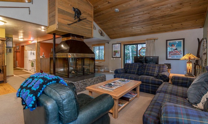 Sun Valley House | A comtemporary home that is great for families & large groups just 6 miles North