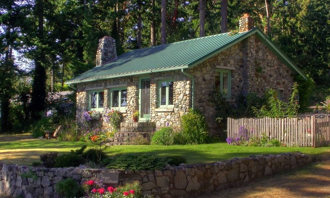 Bow Cottage | A cozy winter retreat with awesome views! Close to fun hikes & great dining.