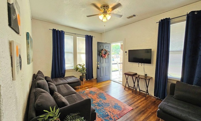 Vollintine-Evergreen House | A cute fully furnished place to stay in Memphis