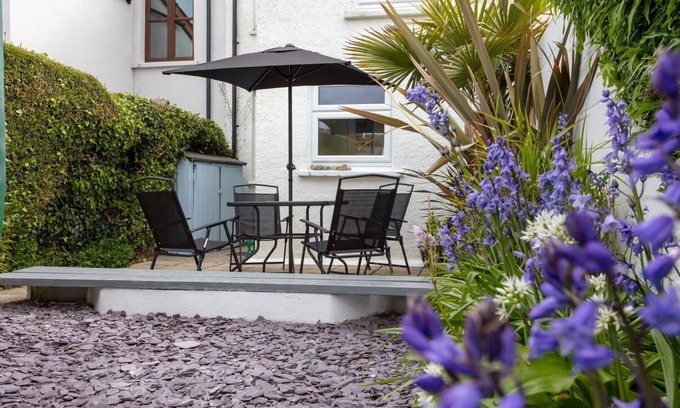 Bude Cottage | A cute terraced cottage in a quiet area, a short walking distance to the beach.