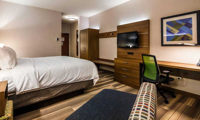 Farmington Hills House | A Fabulous King Room for Business and Leisure