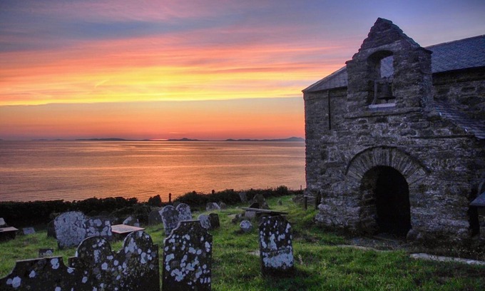 Llwyngwril Cottage | A fabulous stone cottage built in 1855, nestled in to the the hillside