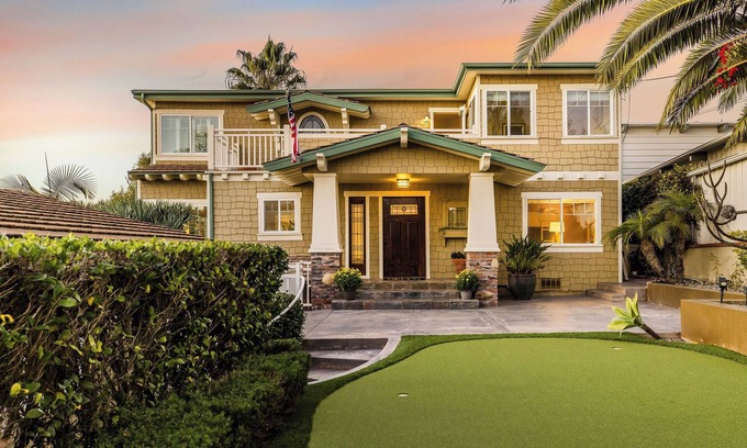 South Laguna House | A home straight out of one of your favorite Nancy Meyers films