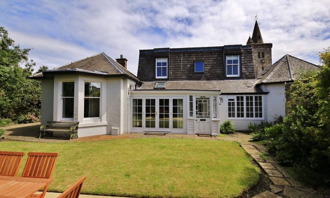 St. Andrews Cottage | A house that sleeps 6 guests in 3 bedrooms