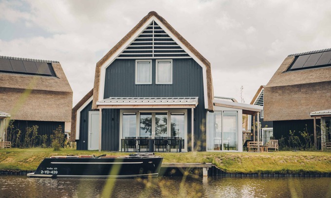Heeg House | A large detached Watervilla with view of the inner harbour