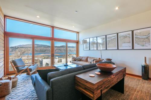 Hood River House | A Loft Amazing Views Rooftop Deck Steps to Downtown