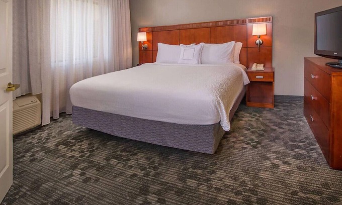 University Place House | A Luxurious Retreat for Romantic Couples!