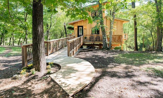 Farmington House | A Luxury Treehouse Experience | Wood-Fired Cedar Hot Tub