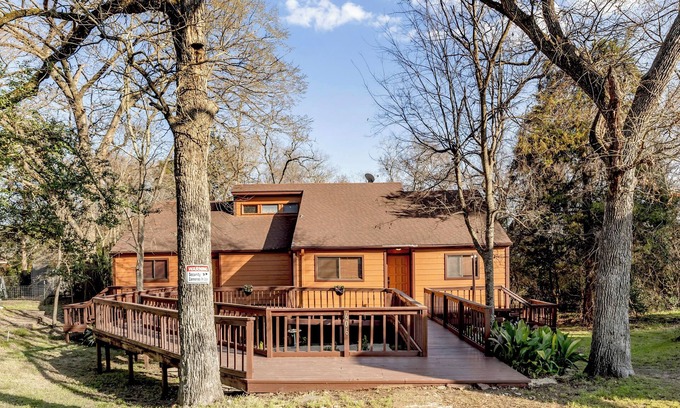 Bryan Cabin | A&M Cabin-Pool Table Deck BBQ-10mins Kyle Field