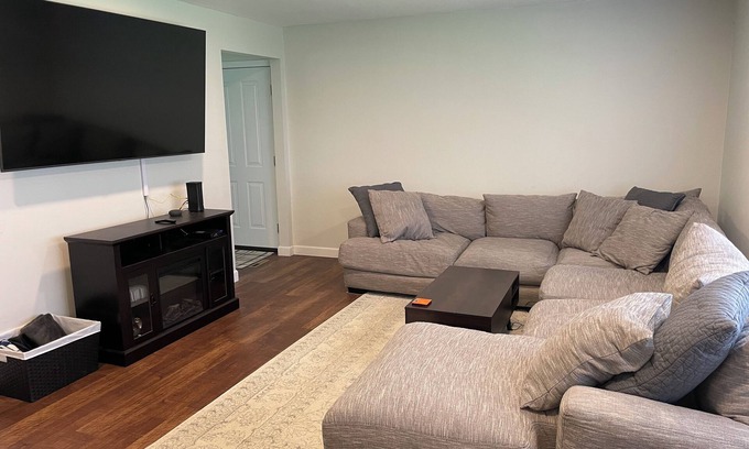 Saratoga Springs House | A Modern Private Ranch Only 2 Miles Away from The Saratoga Racetrack and SPAC