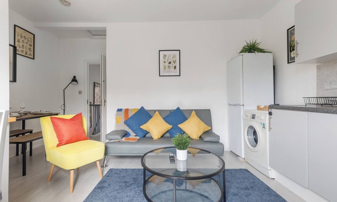 Park Royal Apartment | A newly renovated, cosy and stylish 2 bedroom serviced apartment in zone 2 near