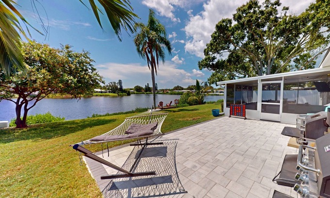 Shore Acres House | A peaceful retreat in NE St. Pete! 15 min to Dtwn St. Petersburg. Lakeview.