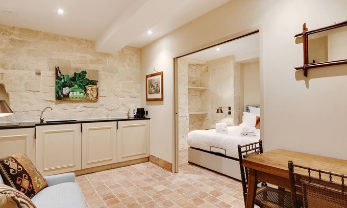 Saint-Thomas-d'Aquin Apartment | A Picturesque 1-BR in Saint-Germain