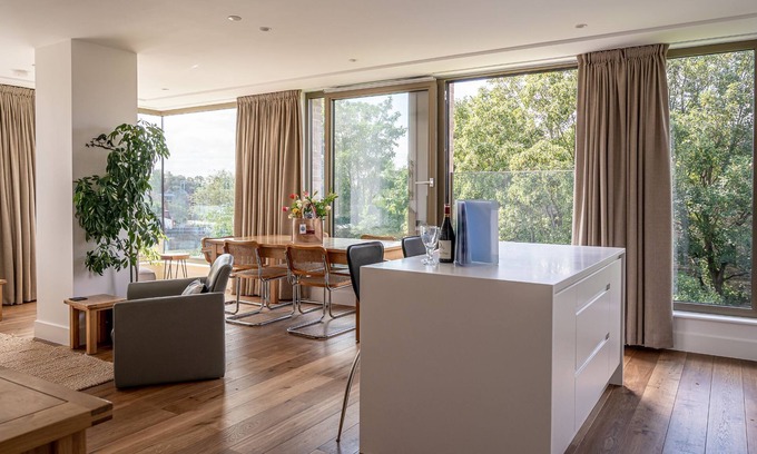 York Apartment | A premium stay that sleeps 6 guests in 3 bedrooms