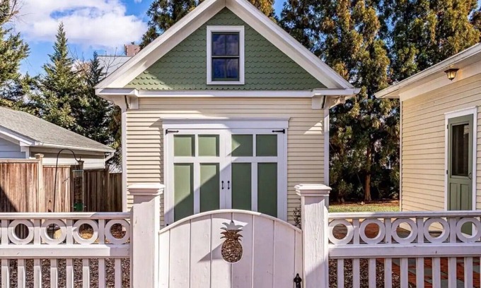 Falls Church Cottage | A Private, Serene Retreat Just Outside DC – Hillier Cottage