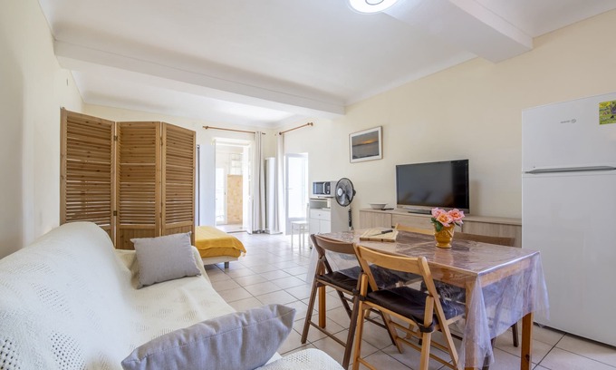 Propriano Apartment | A quiet and cosy rental in the town centre with views over the sea